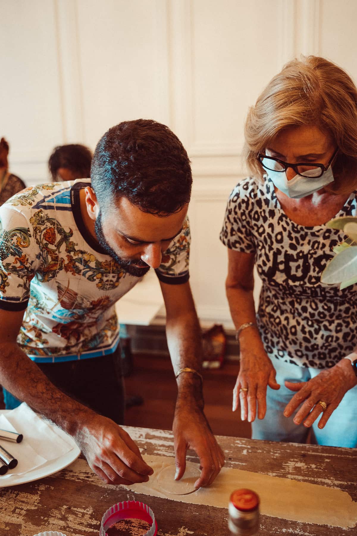 Daniele Foti-Cuzzola teaching how to make cannoli.