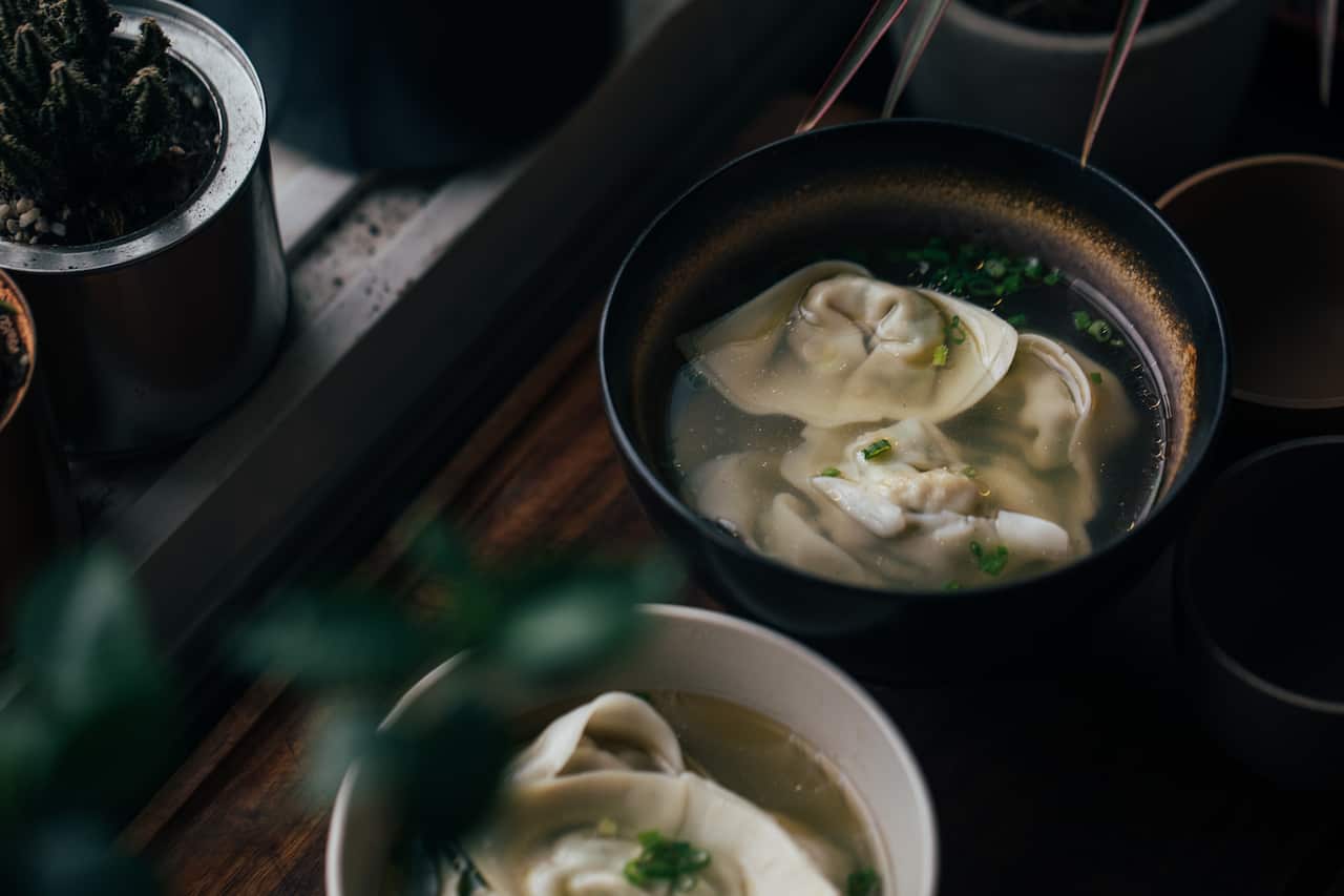 Shanghai-style wonton soup