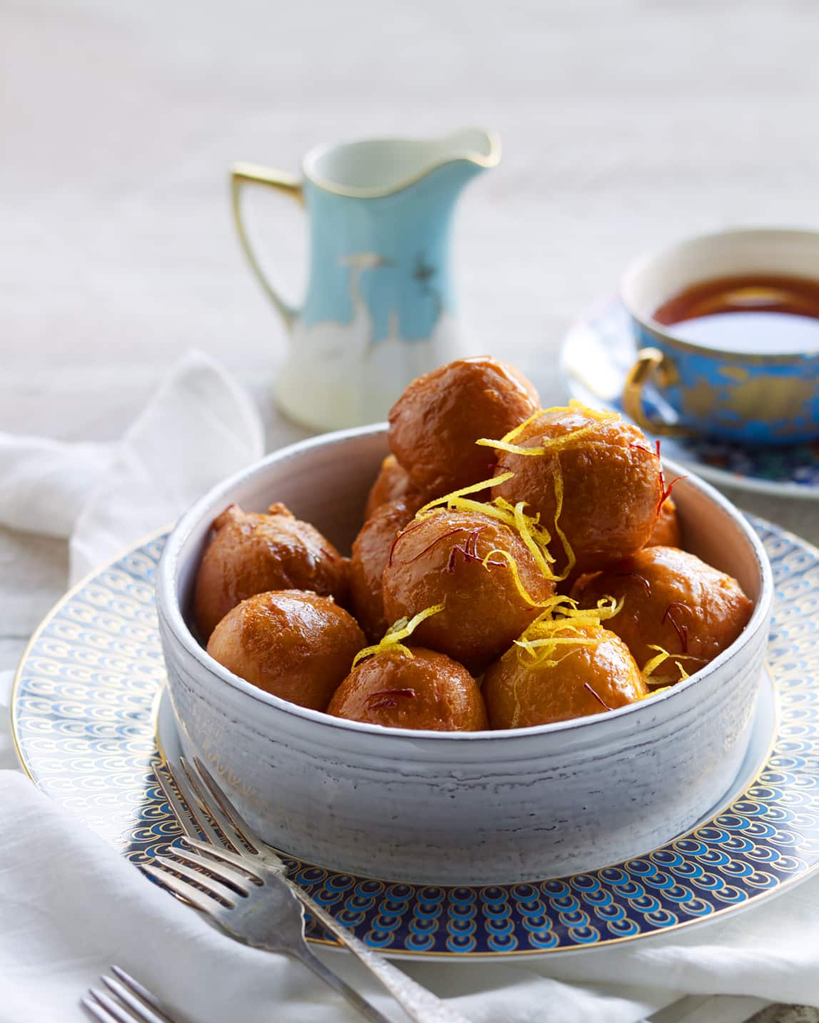 Doughnuts in saffron and cardamom syrup (lgeimat)