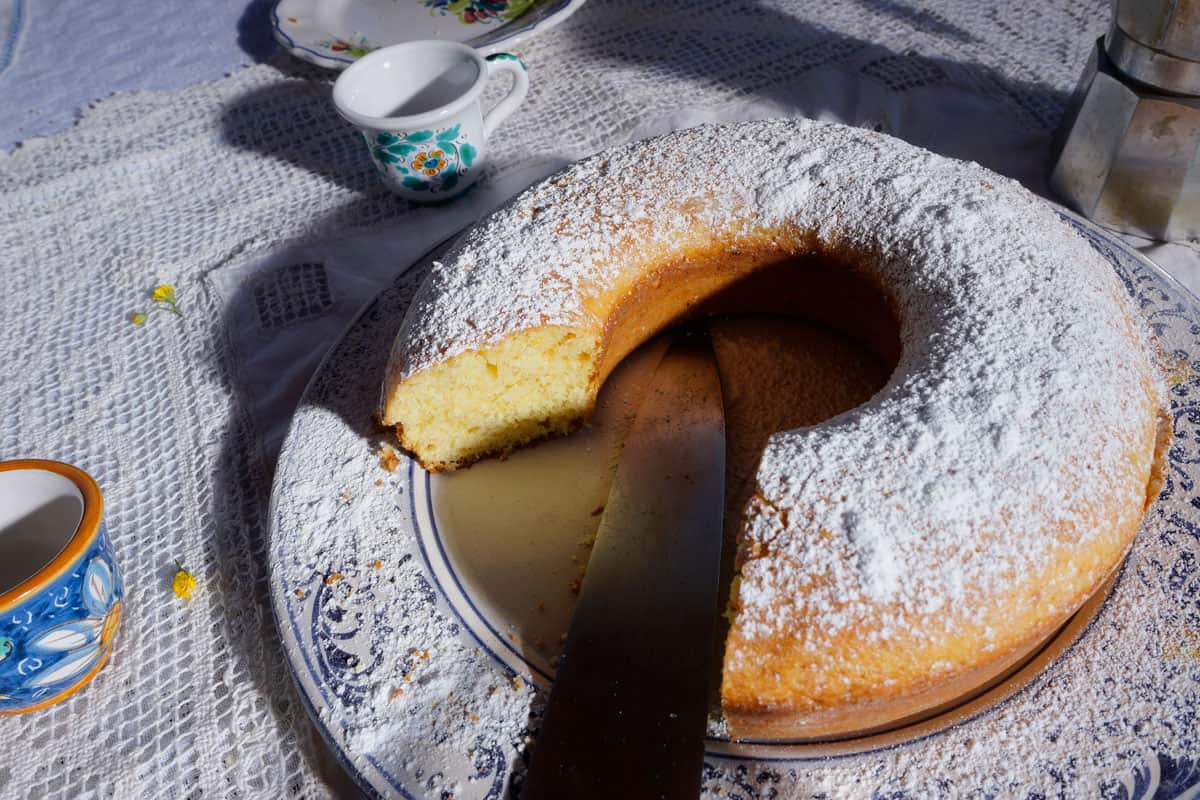 Lemon and ricotta ring cake