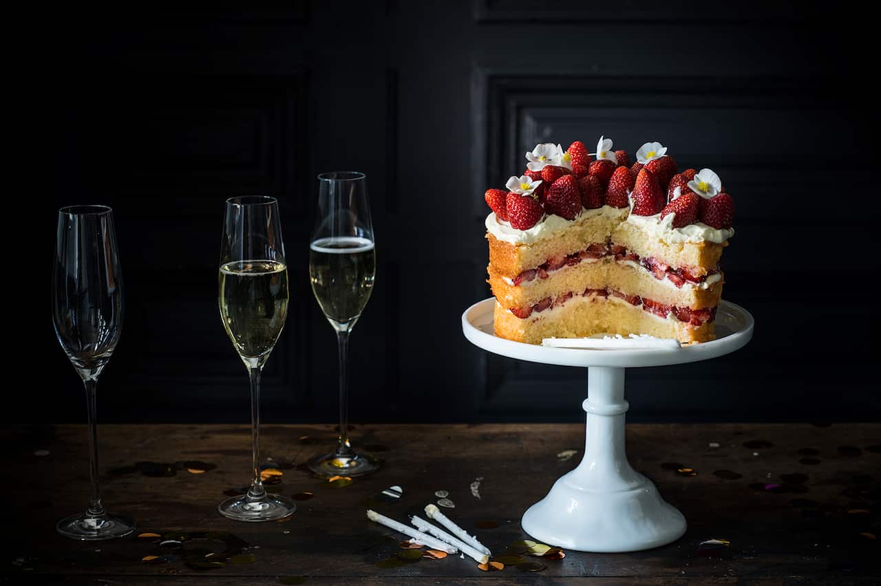 Elderflower gin sponge with mascarpone cream and strawberries