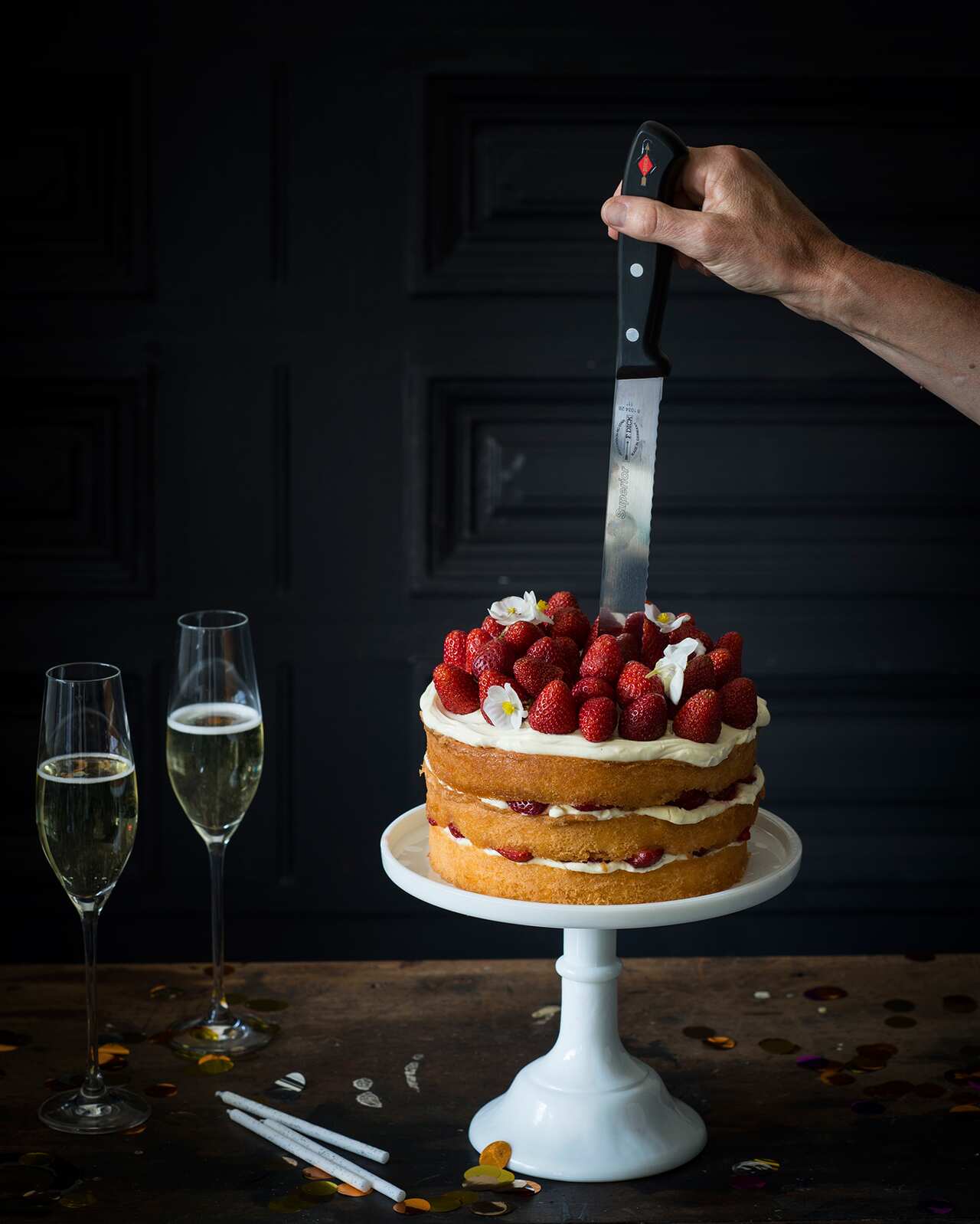 Elderflower gin sponge with mascarpone cream and strawberries