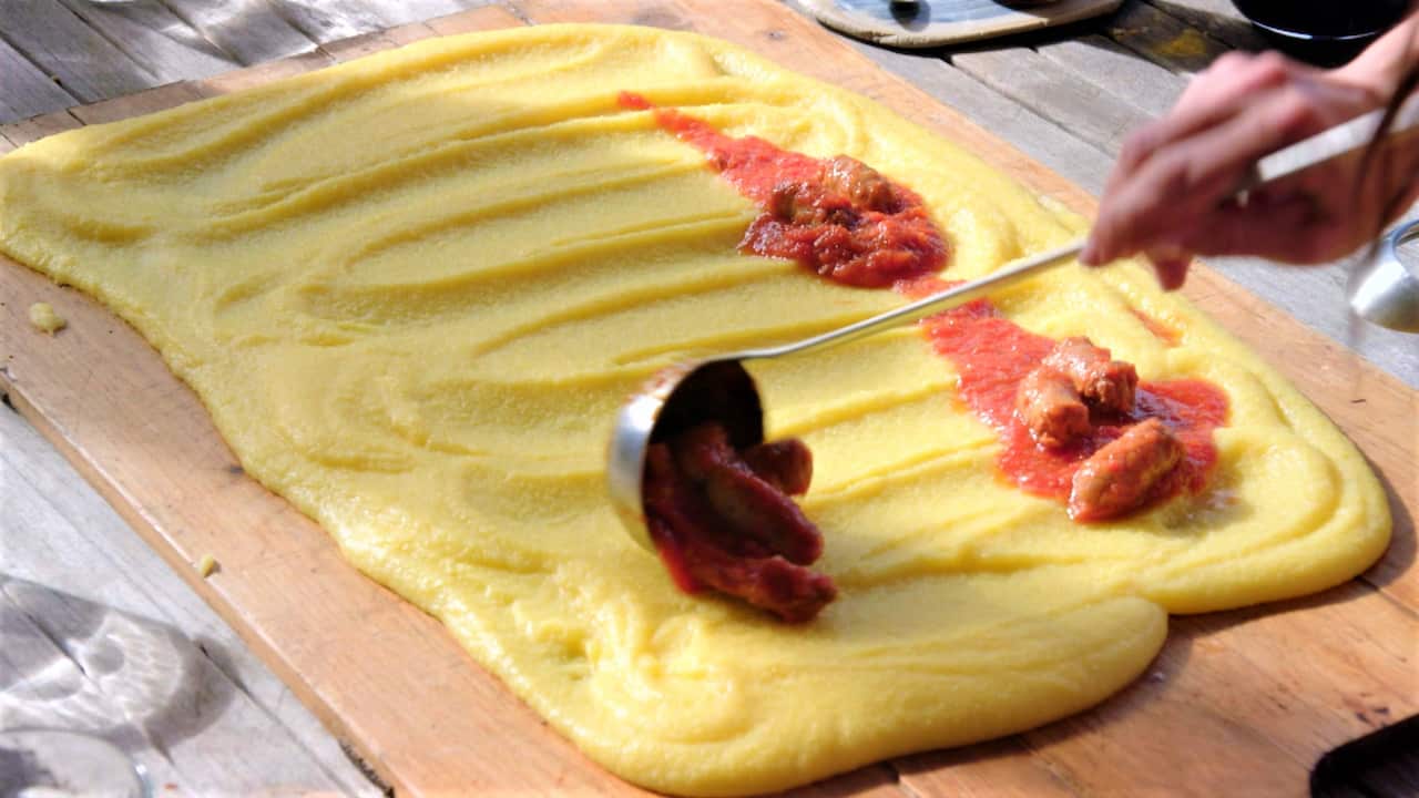 Topping polenta with ragu