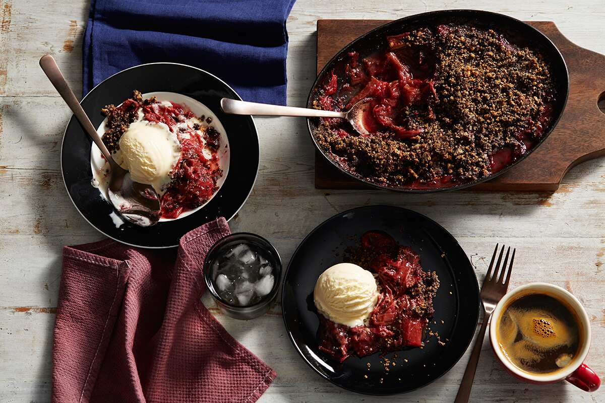 Rhubarb and chocolate crumble