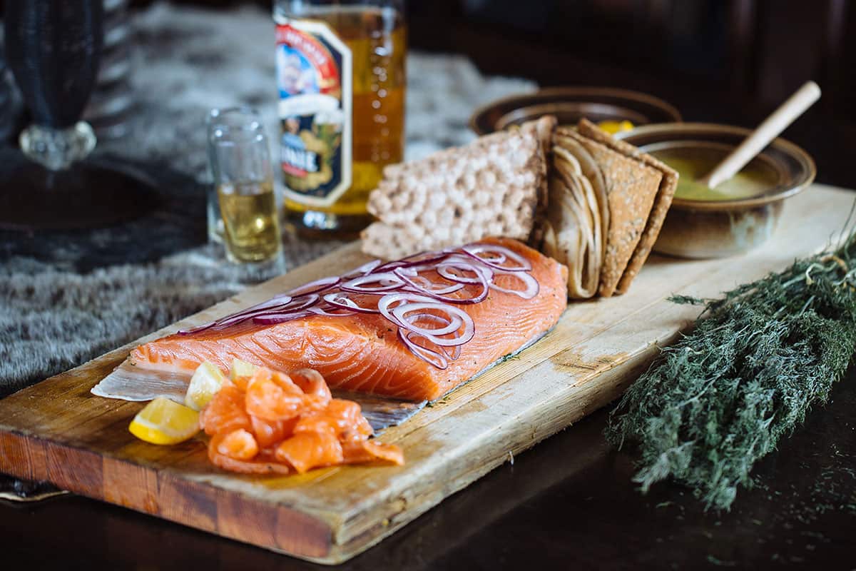 Dill-cured salmon with mustard sauce (gravadlax)