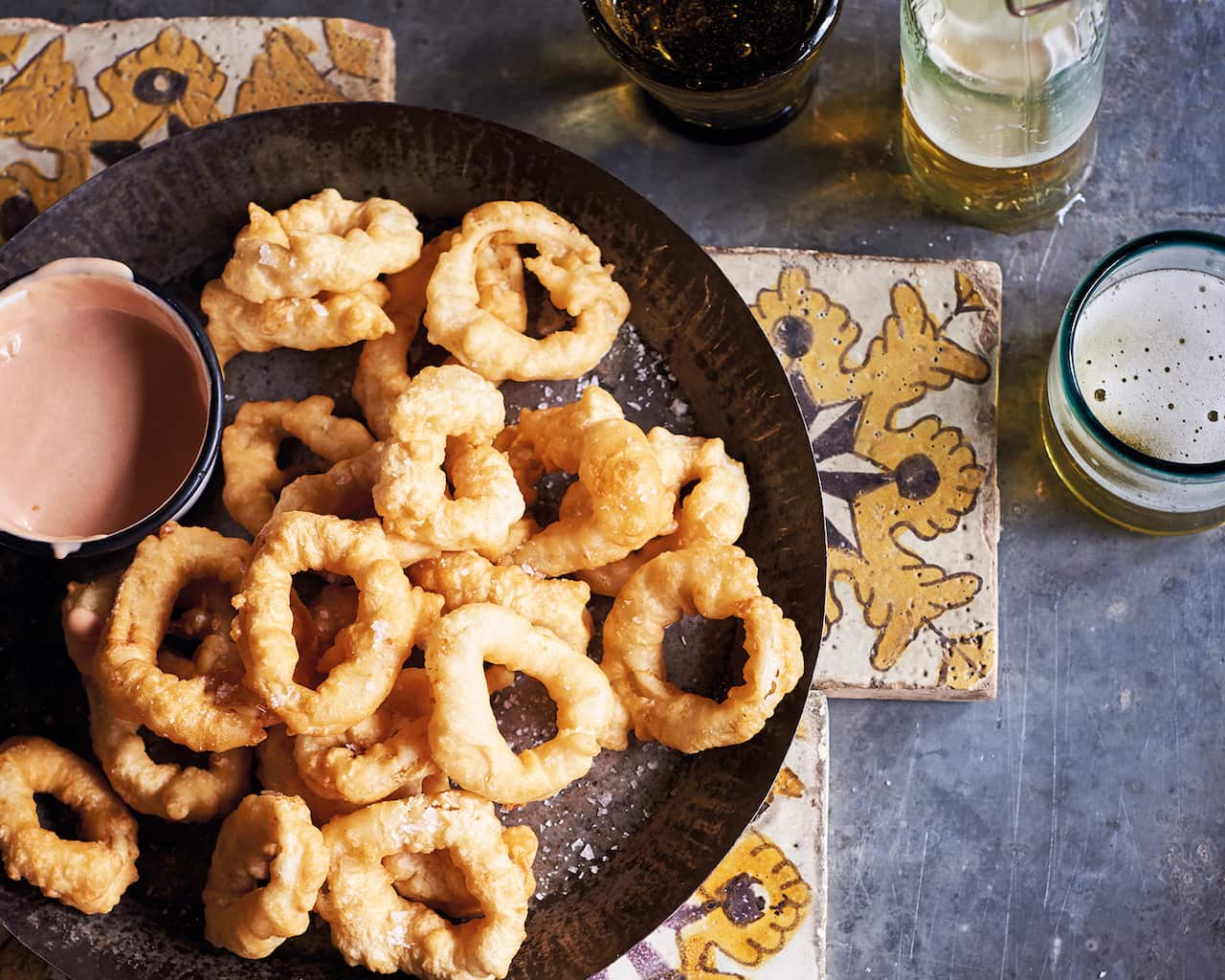 Fried calamari rings with golf sauce