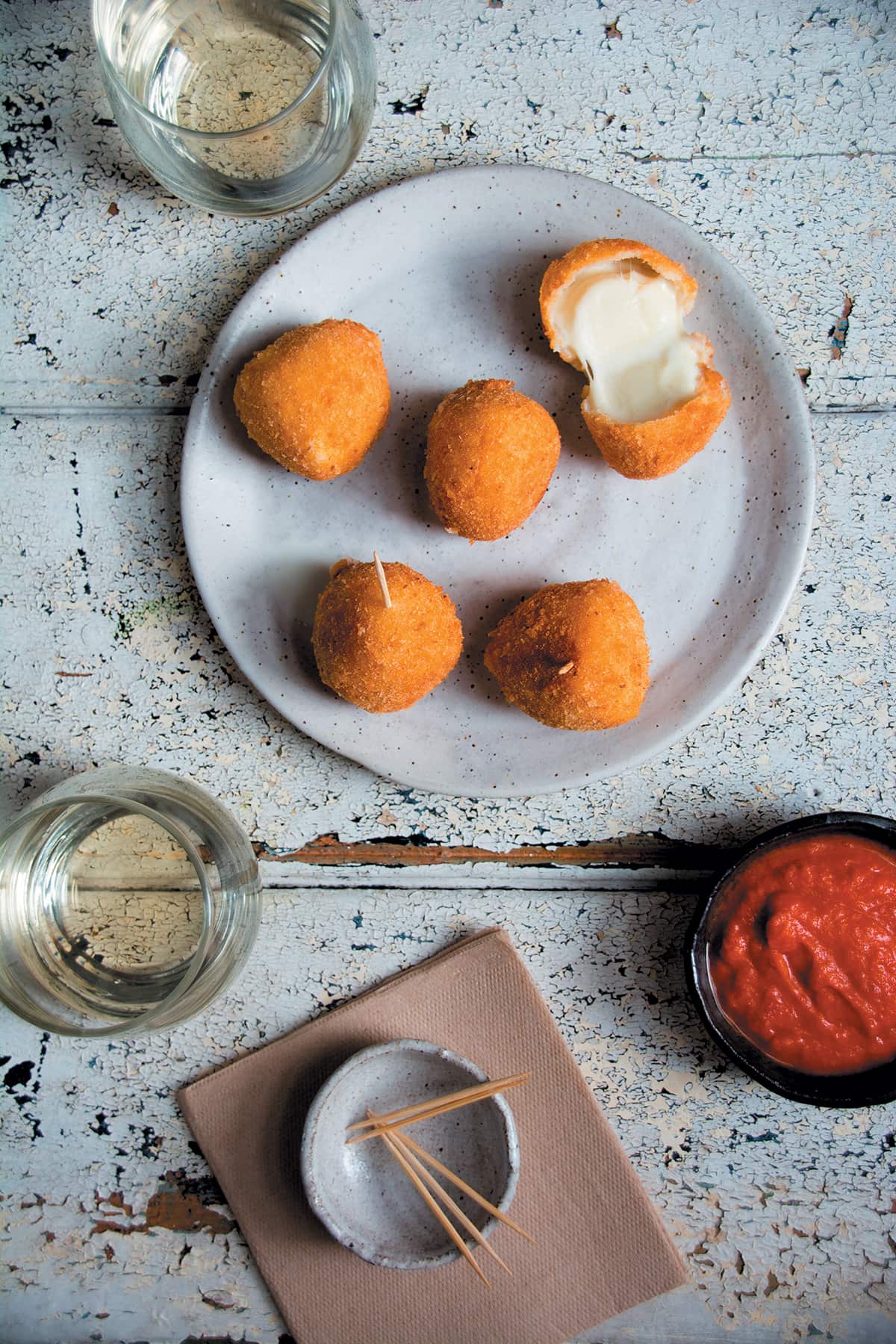 Fried mozzarella balls (mozzarella fritta)