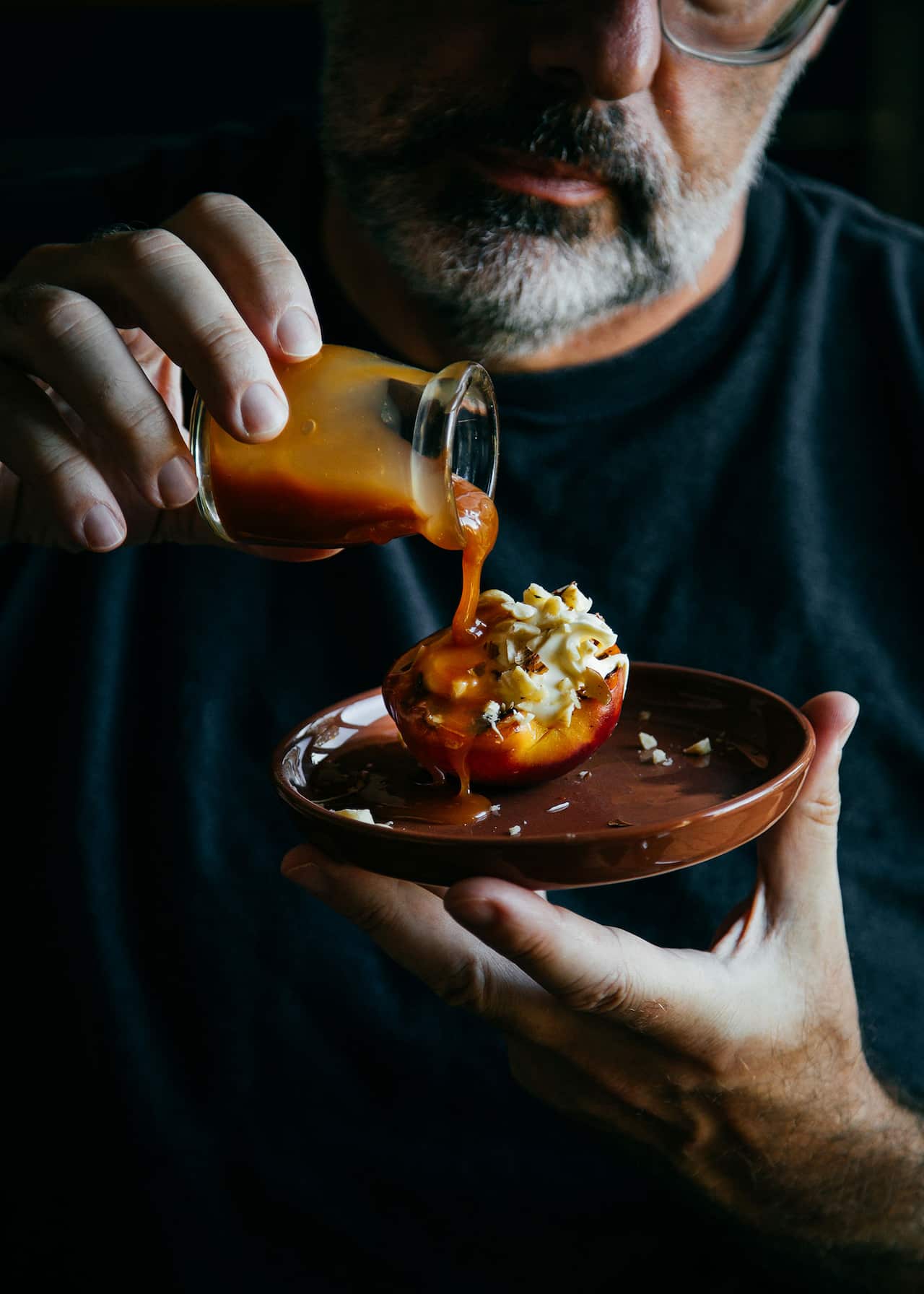 Grilled peaches with mascarpone and caramel 