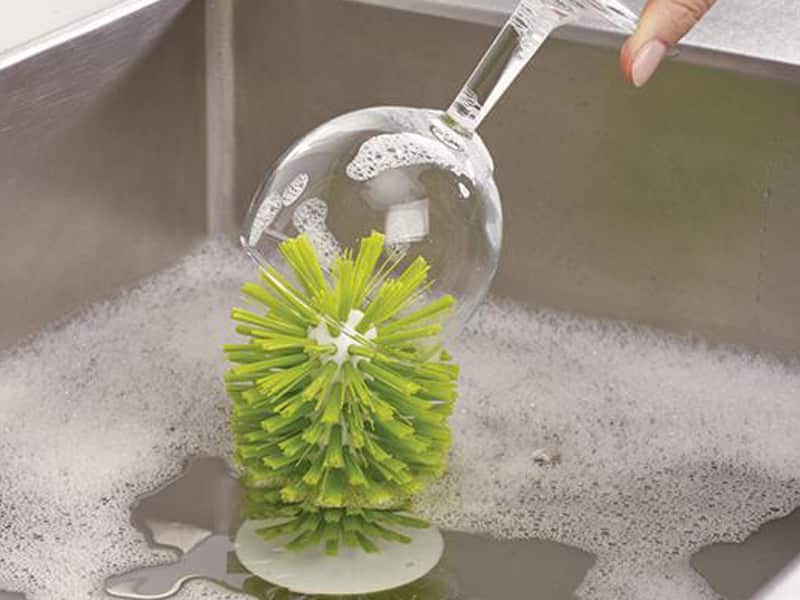 Wine glass brush