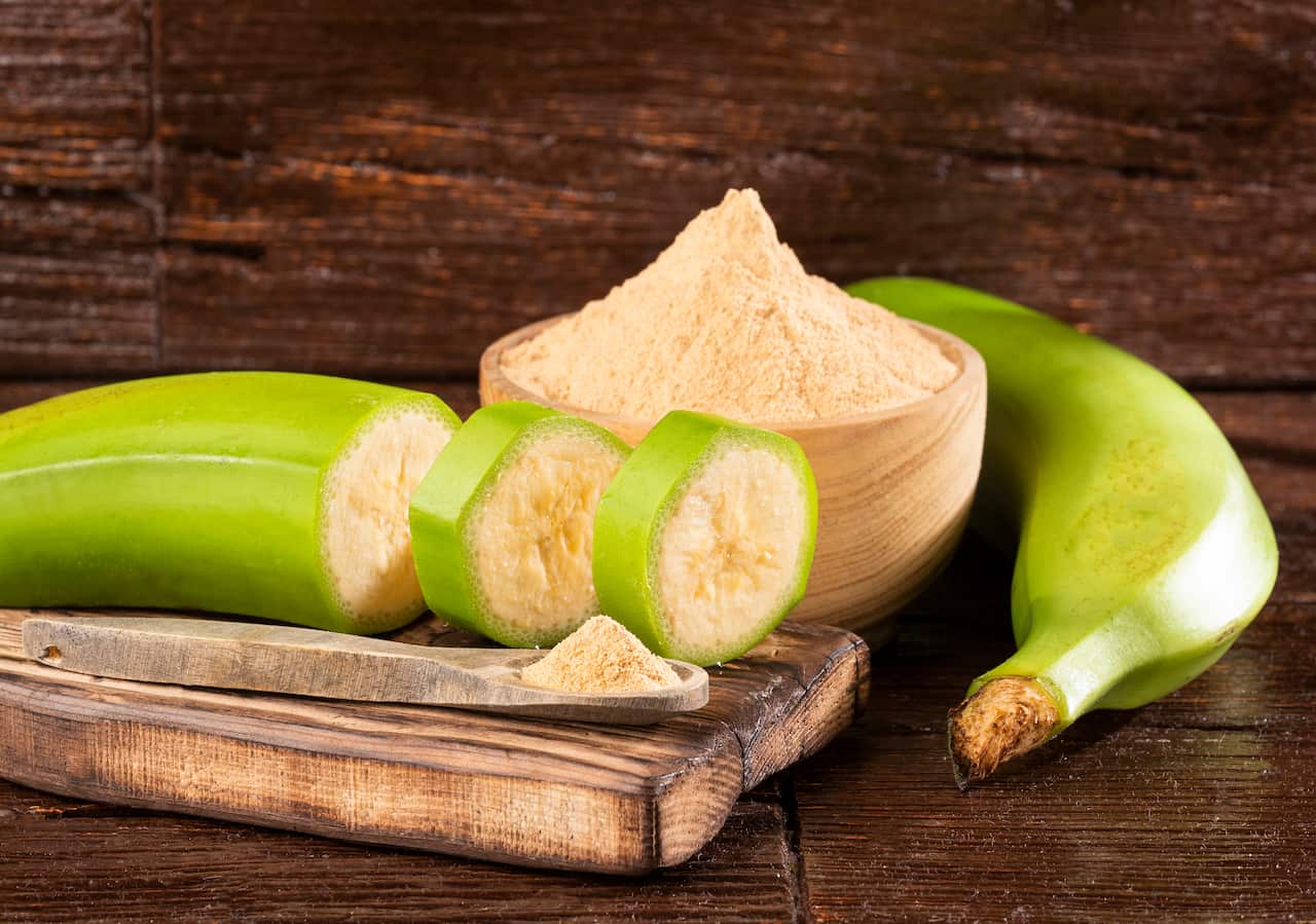Raw and dried green bananas, plantain flour, resistant flour, prebiotic food, gut health