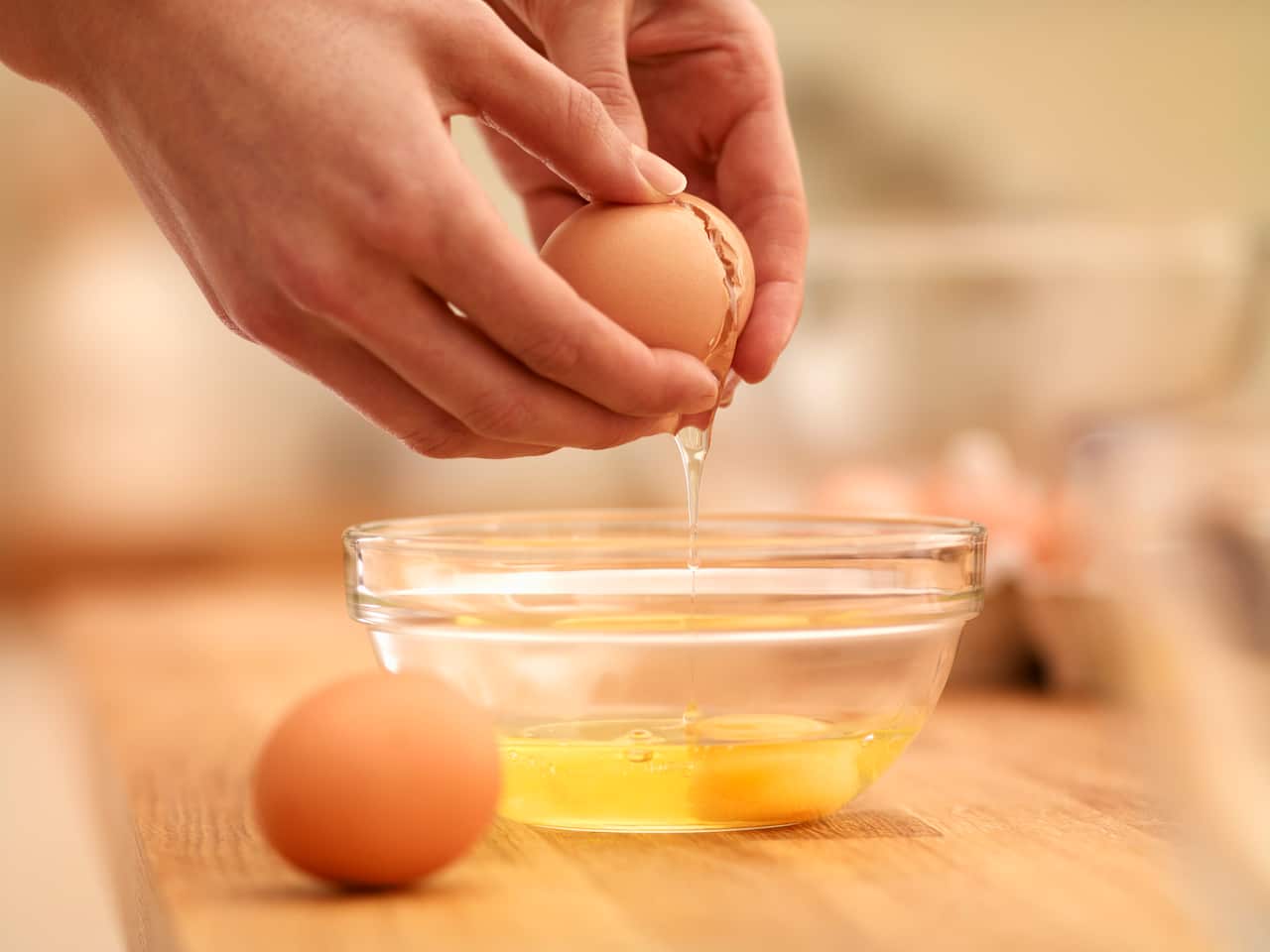 New research shows that 43 per cent of Australians adults don’t wash their hands after handling raw eggs, even though the egg shell may carry Salmonella. 