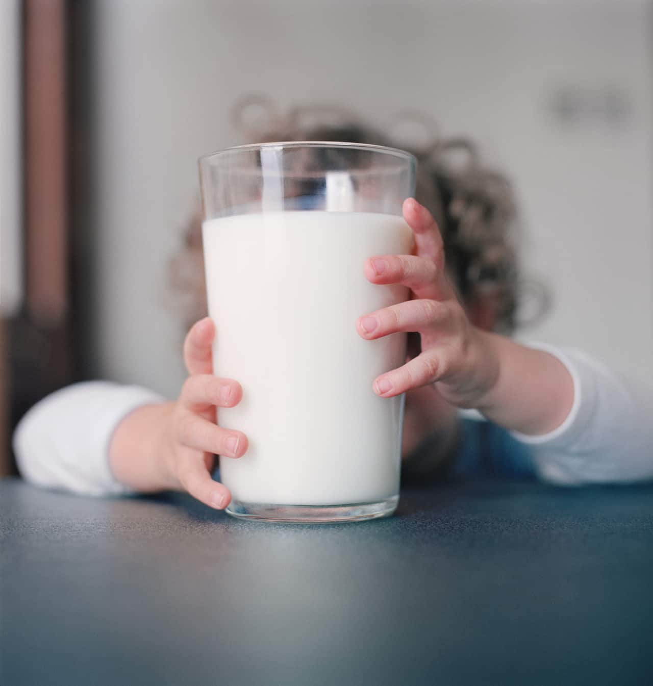 A new review of the milk-cold-phlegm connection, published in a BMJ journal this month, says it's okay for most kids to drink milk when they have a cold. 