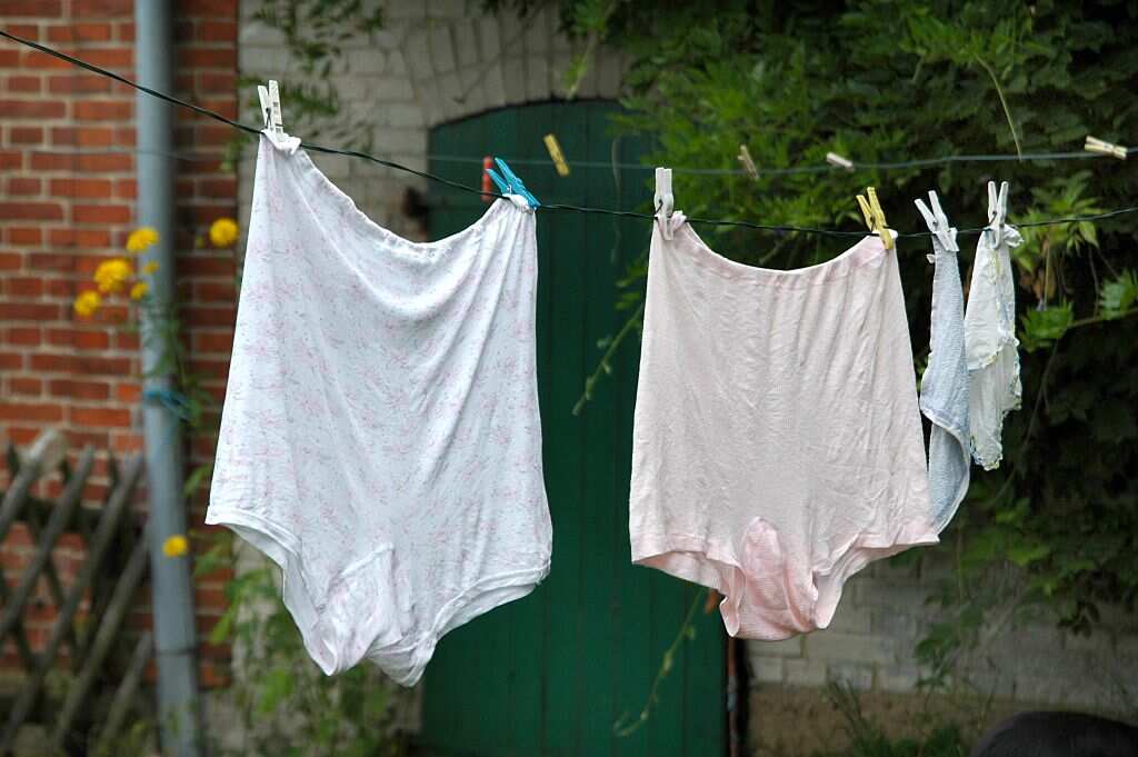 Wsche, Unterwsche, altmodische Unterhosen hngen auf der Wscheleine