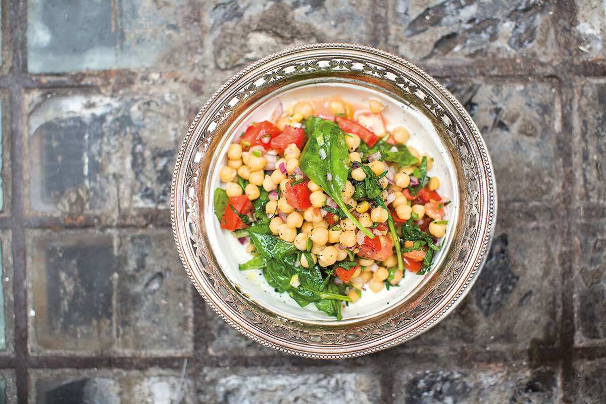 Chickpeas with spinach and yoghurt