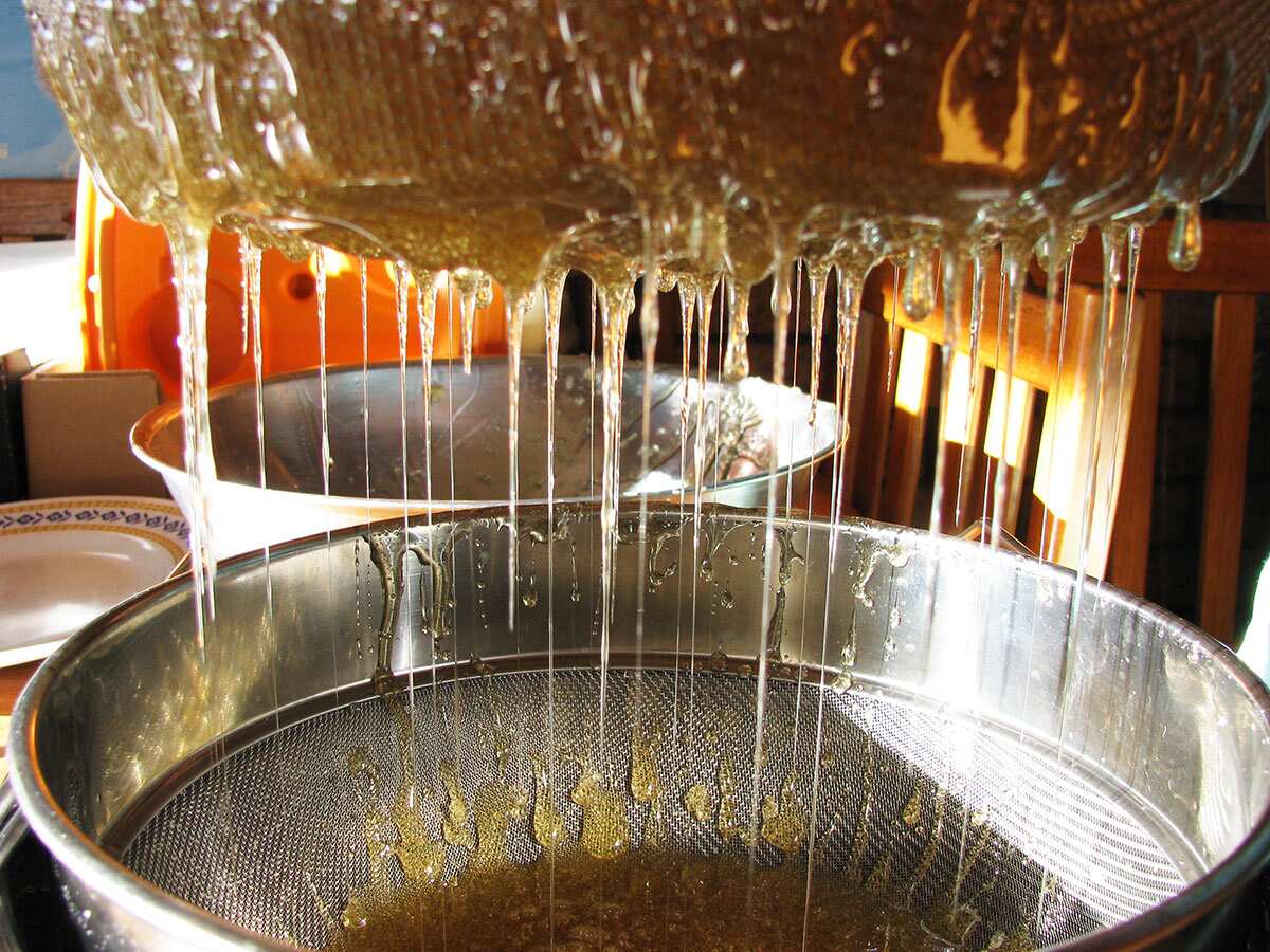 Graded honey straining