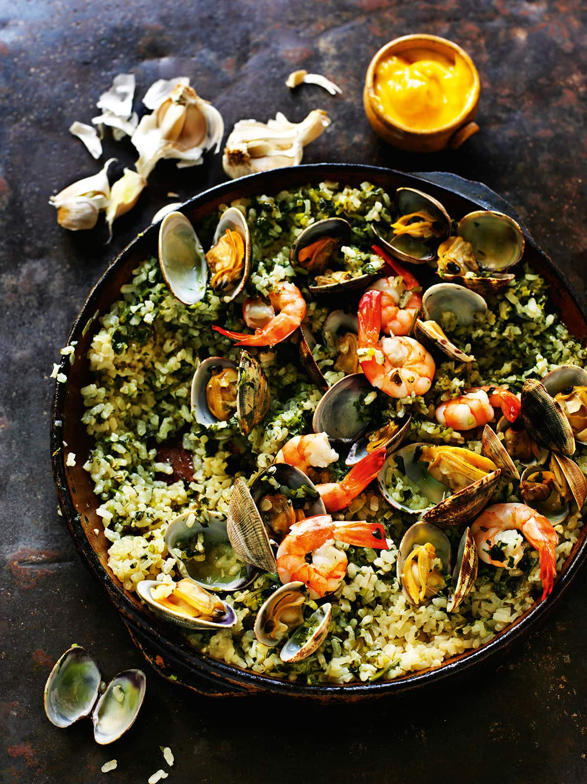 Green rice with garlic, parsley, clams & prawns (Arroz verde)