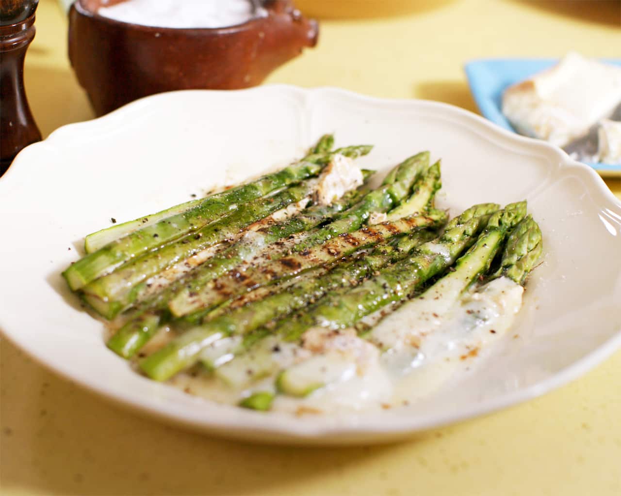 Grilled asparagus with Taleggio