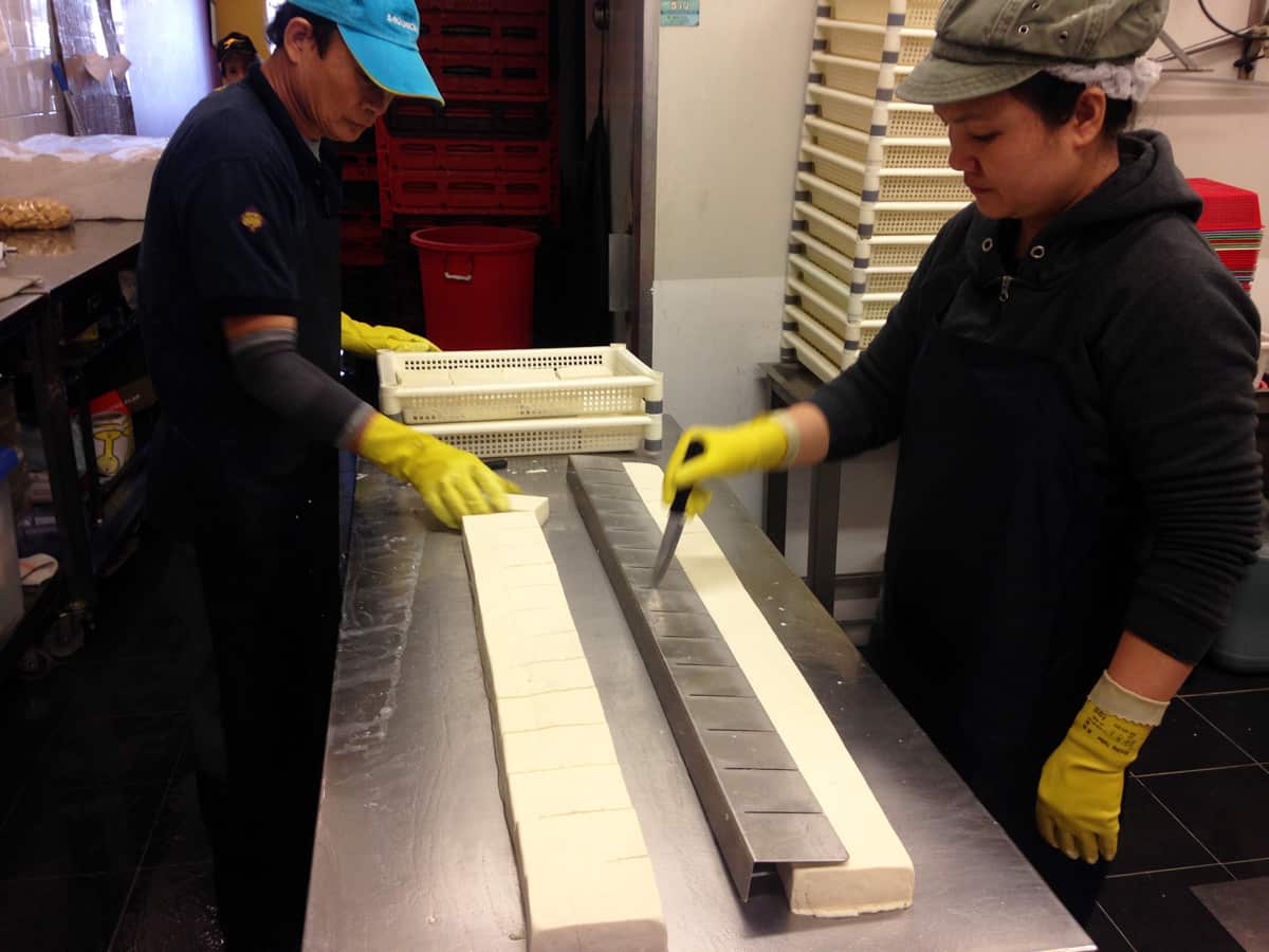 Had slicing the tofu at Như Quỳnh tofu factory