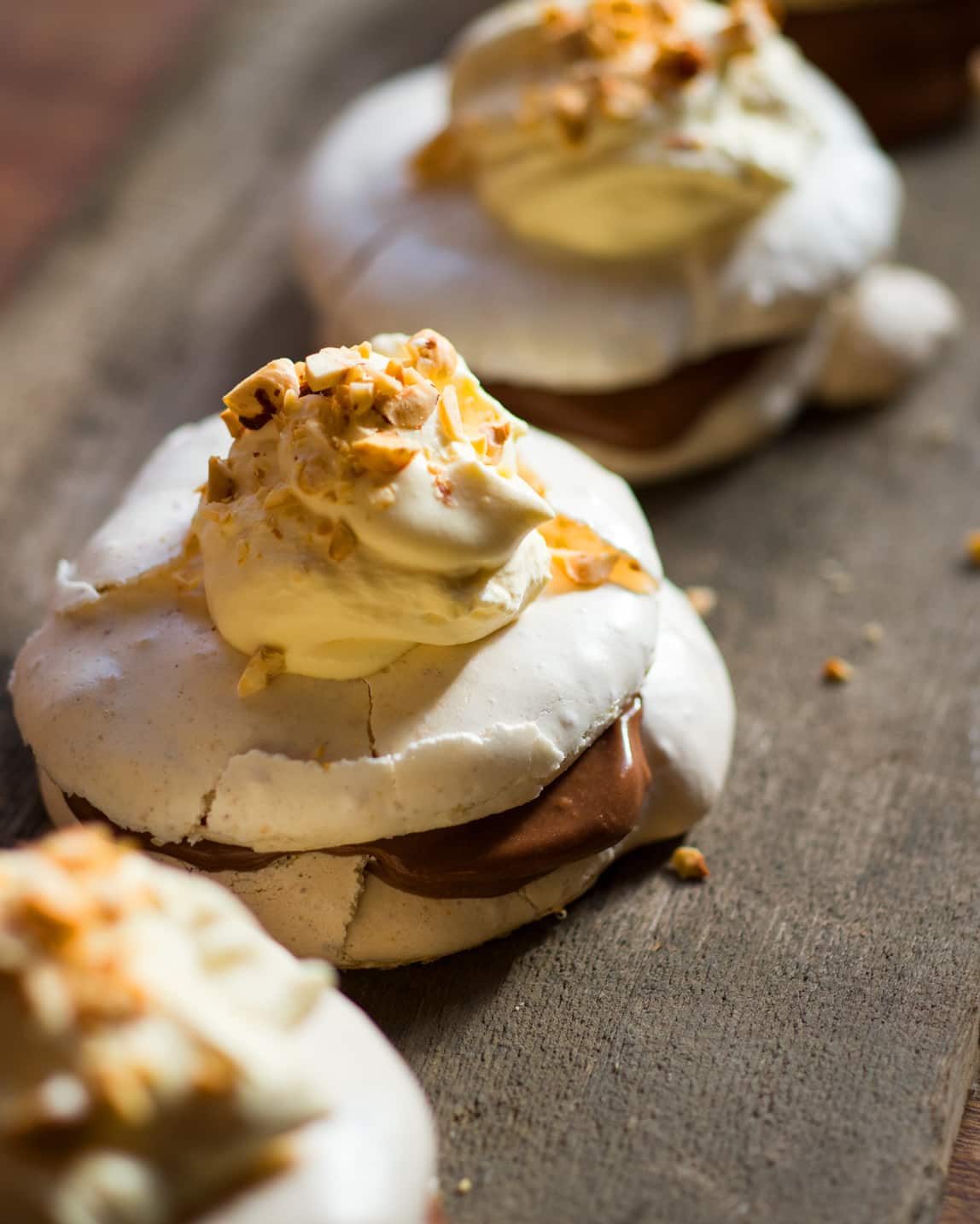 Hazelnut meringues with chocolate cream