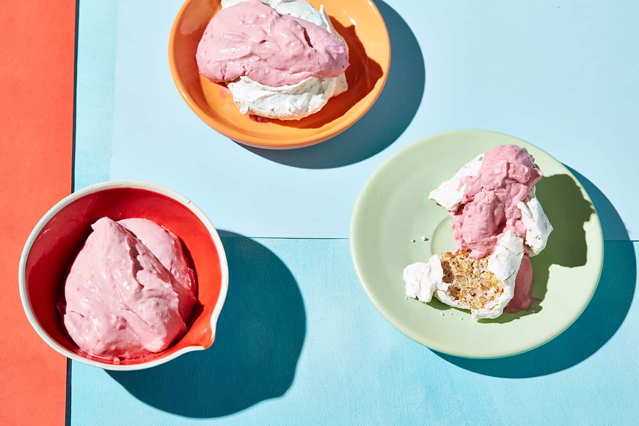 Hazelnut meringues with raspberries and ricotta