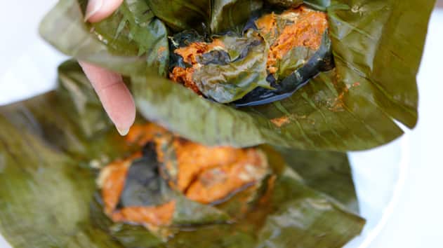 Fish_steamed_in_banana_leaf_59349303