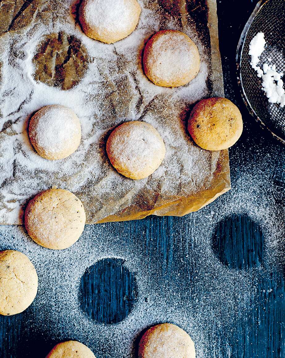 Cracked pepper biscuits 