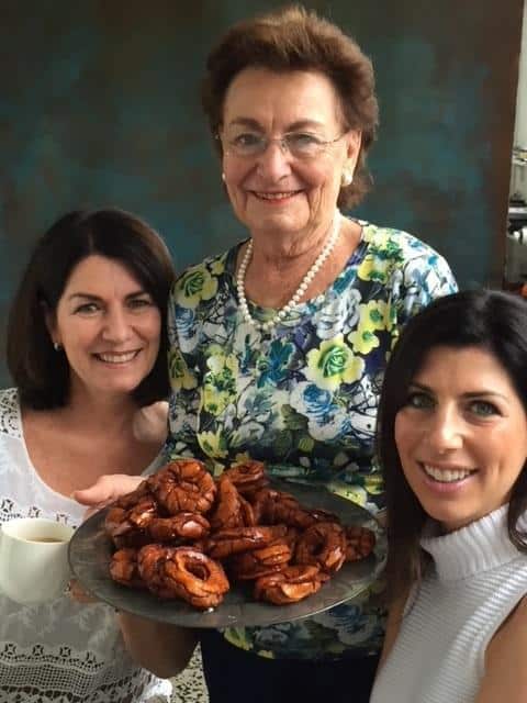 Karyn Moskow (left) with her mum, Ray, and daughter Robyn.