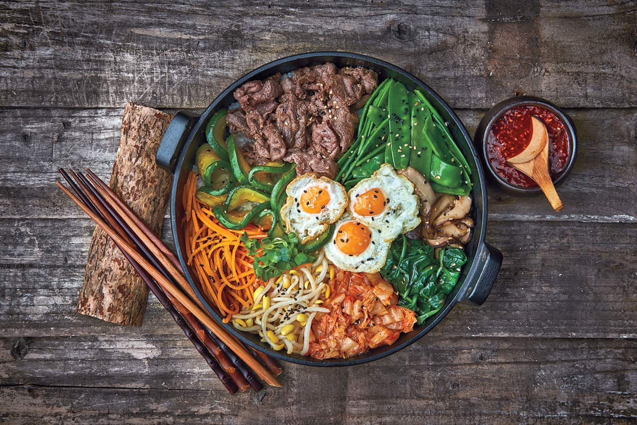 Mixed rice bowl with beef (bibimbap)