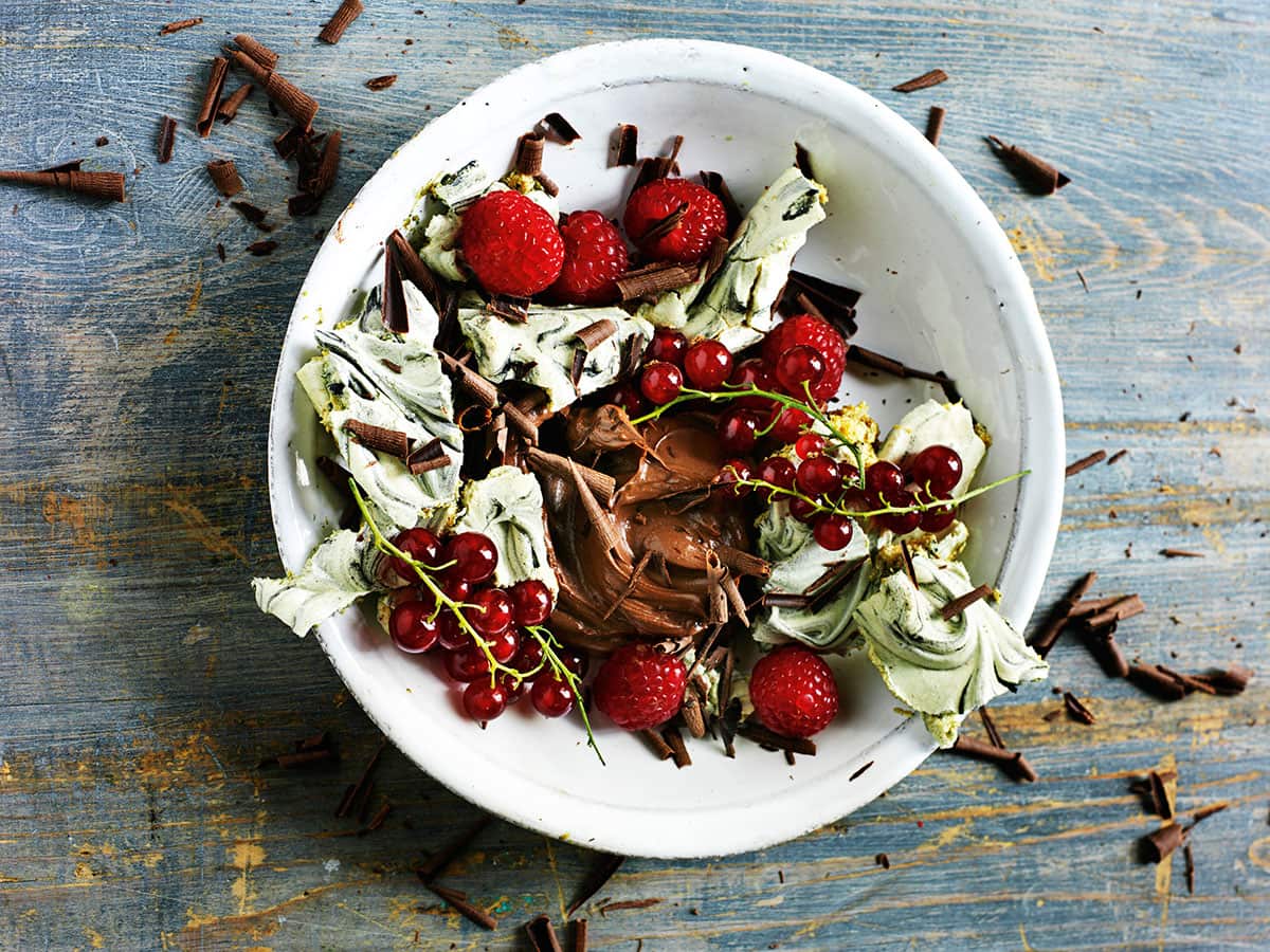 Smashed liquorice meringues with berries & chocolate cream