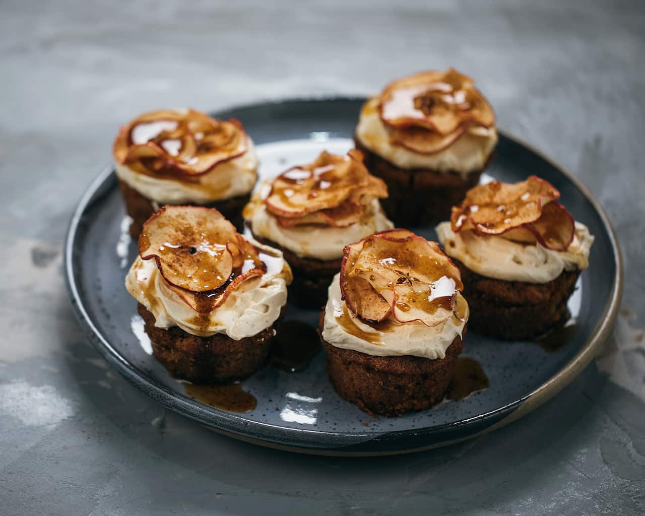 Little spiced carrot and apple cakes with maple cinnamon forsting