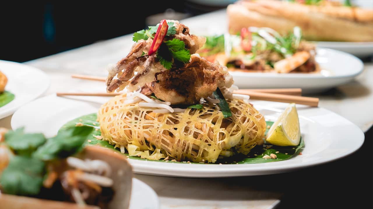 Luke Nguyen Street Food - pad Thai