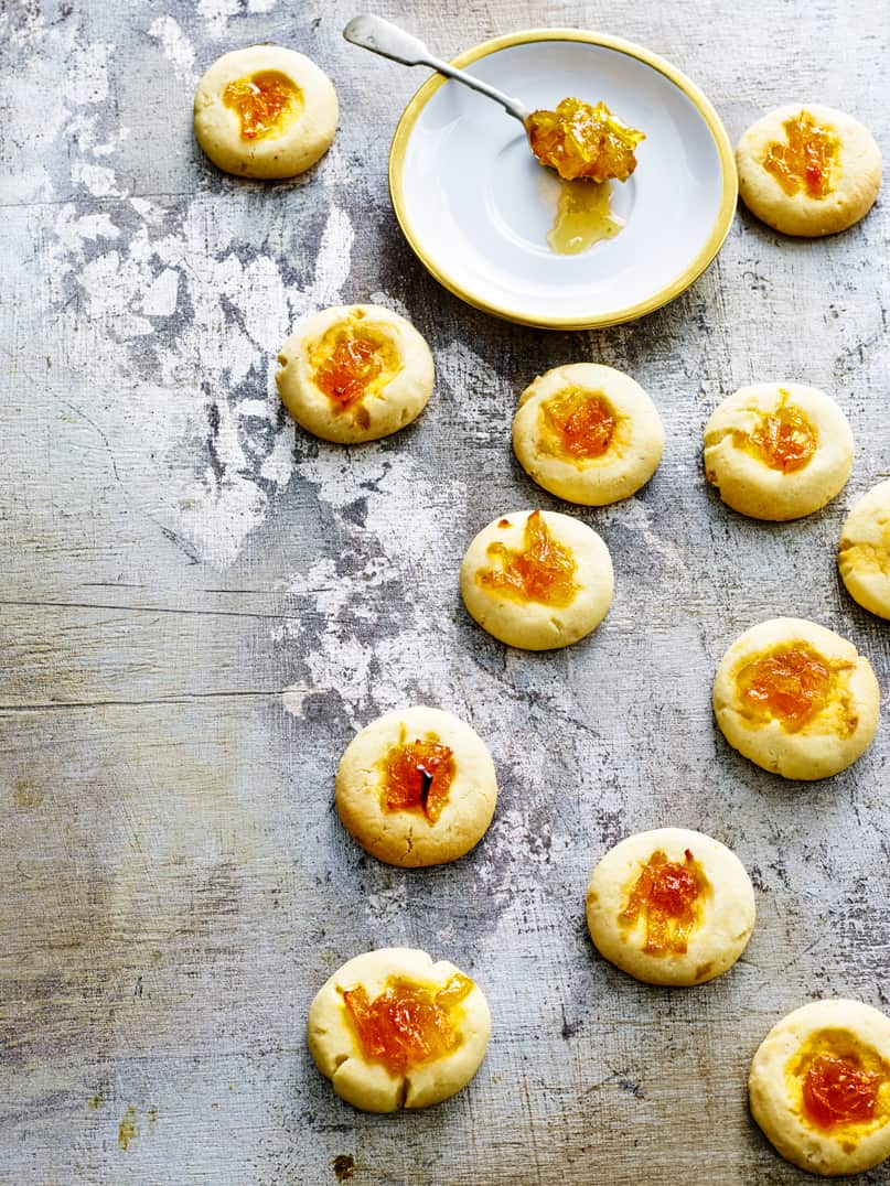 Shortbread biscuits with pineapple jam