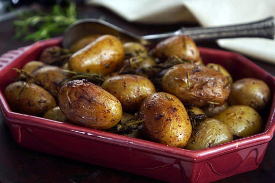 Pan-seared potatoes with red wine and herbs
