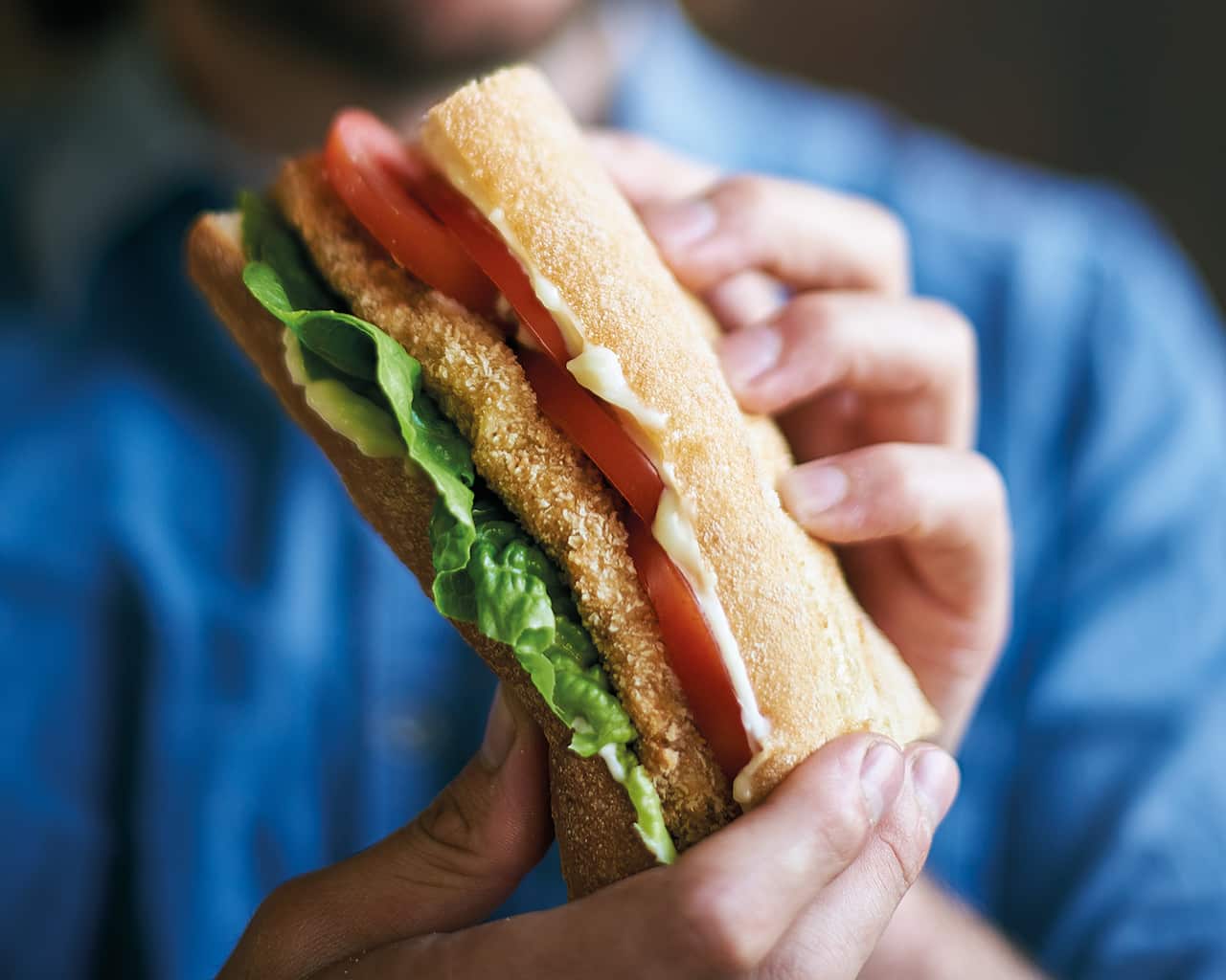 Milanesa rolls with lettice, tomato and mayonnaise