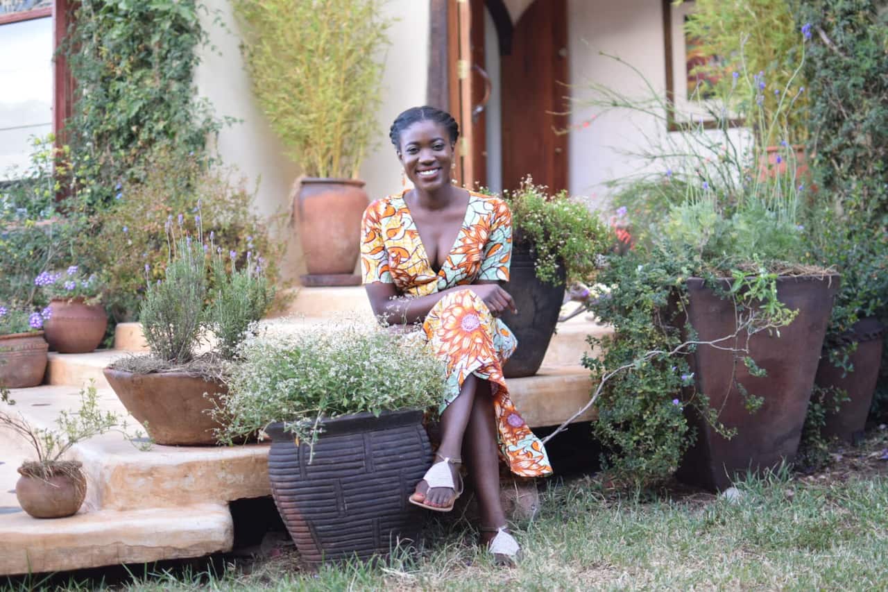 Minjiba Cookey in Minjiba Entertains