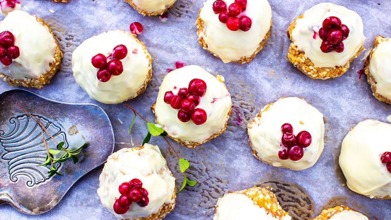 White chocolate and berry coconut mountains