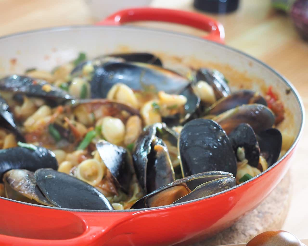 One-pot orechiette with mussels, tomates and wine