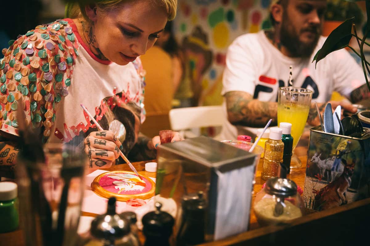 Plaster painting, board games and cards are on hand to keep the mood upbeat and nostalgic.