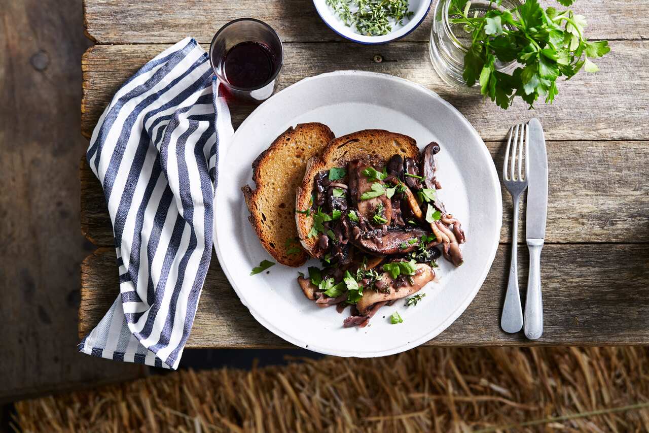 Pan-fried mushrooms in red wine