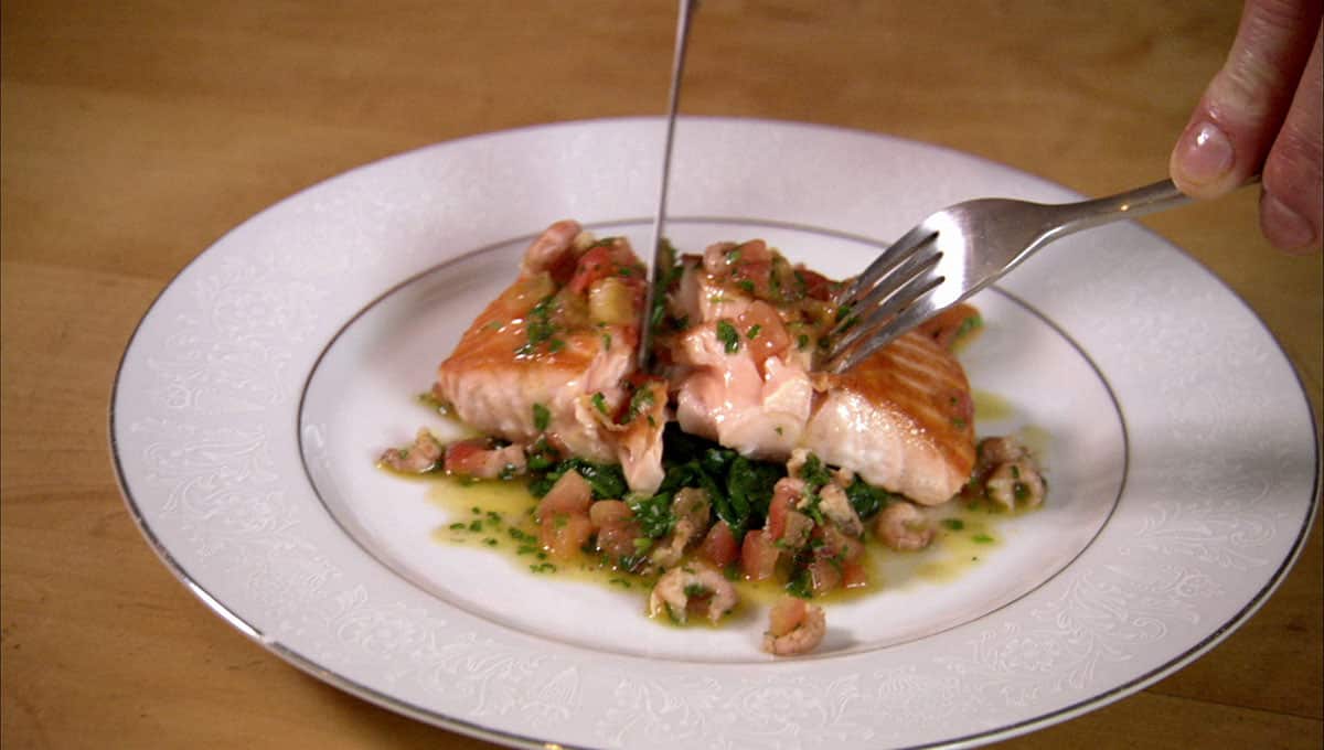 Pan-fried salmon with tomato