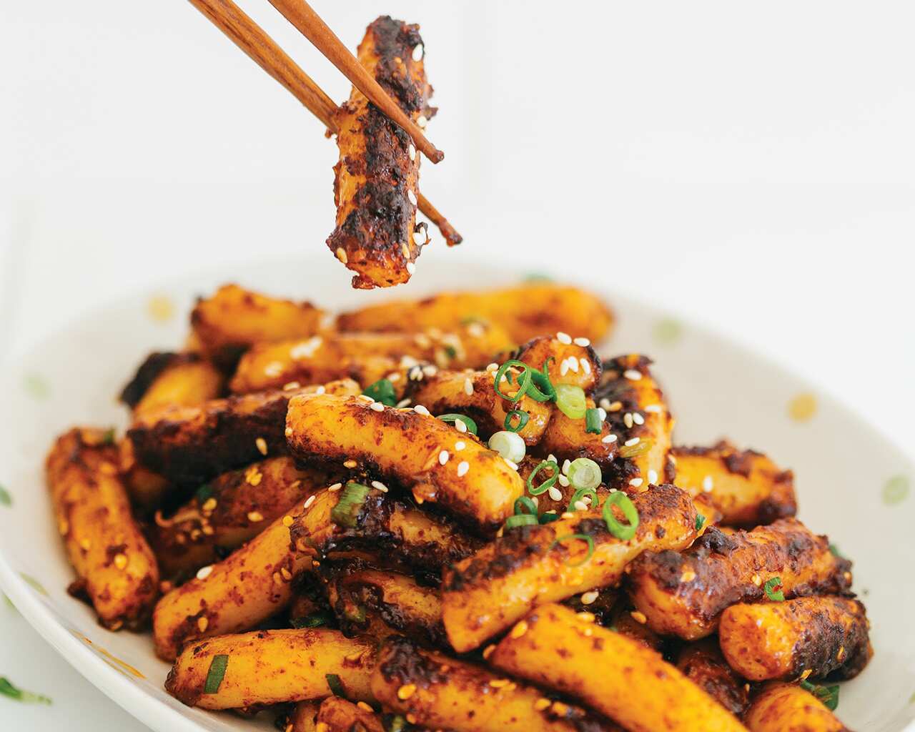 Pan-fried spicy rice cakes (tteokbokki)