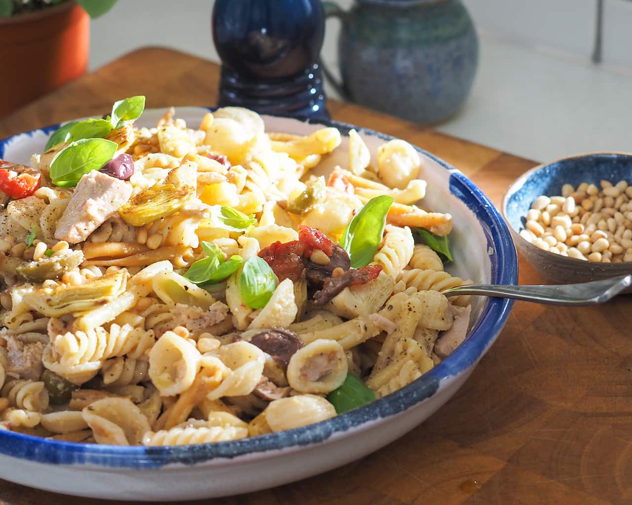Pasta shapes with artichoke