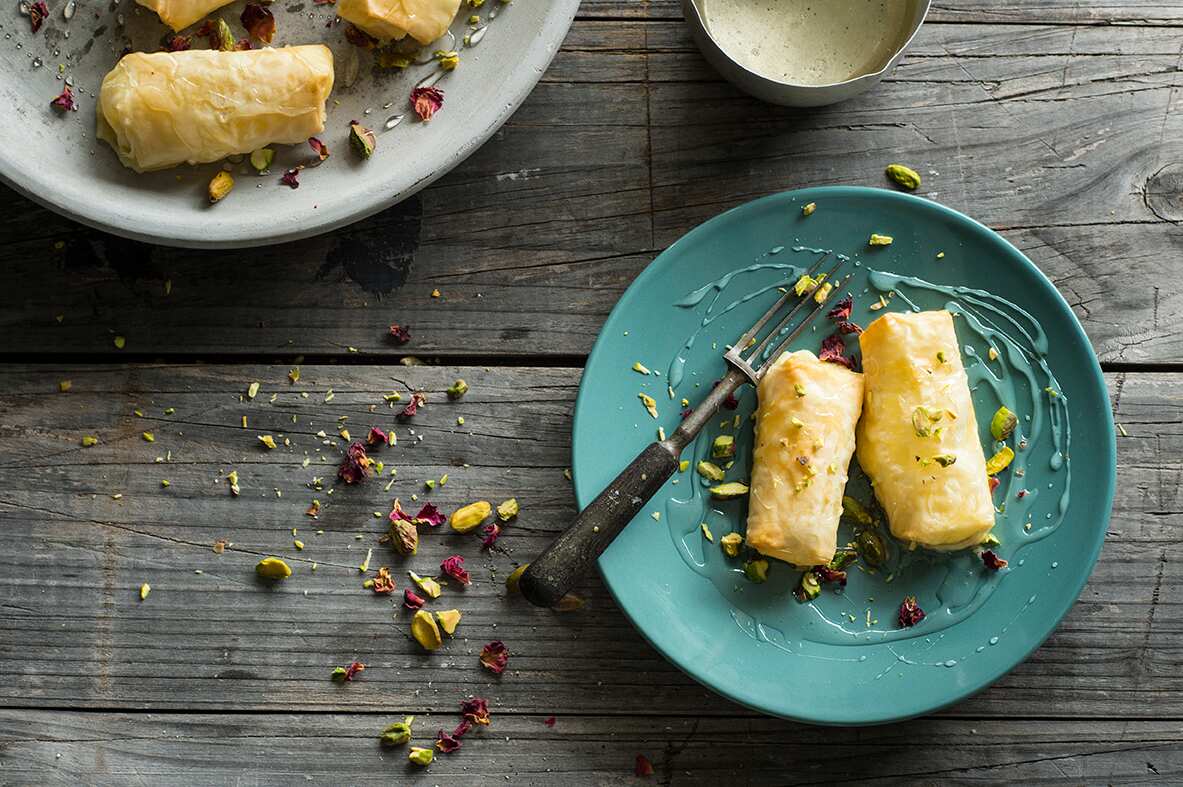 Sweet pastry fingers with ashta cream (znoud el sett)