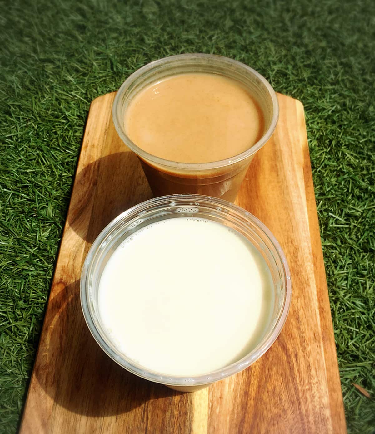 Fresh dou jiang (soy milk) and a roasted peanut drinks are traditional Taiwanese drink staples. 