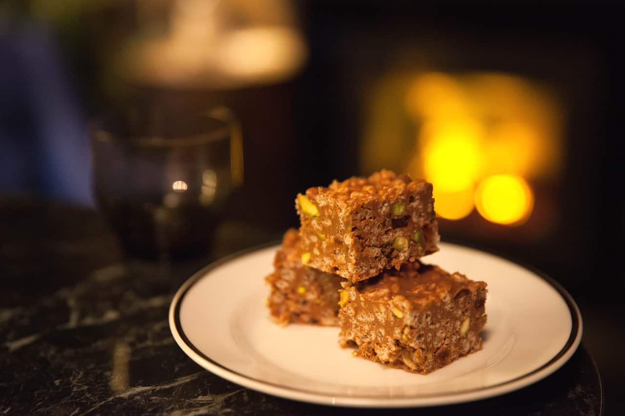 Pistachio and date crackles