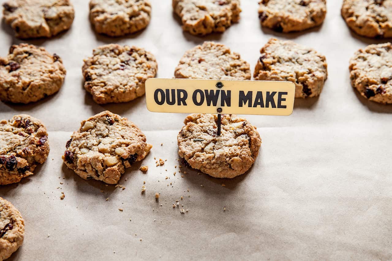 Raisin and rosemary cookies