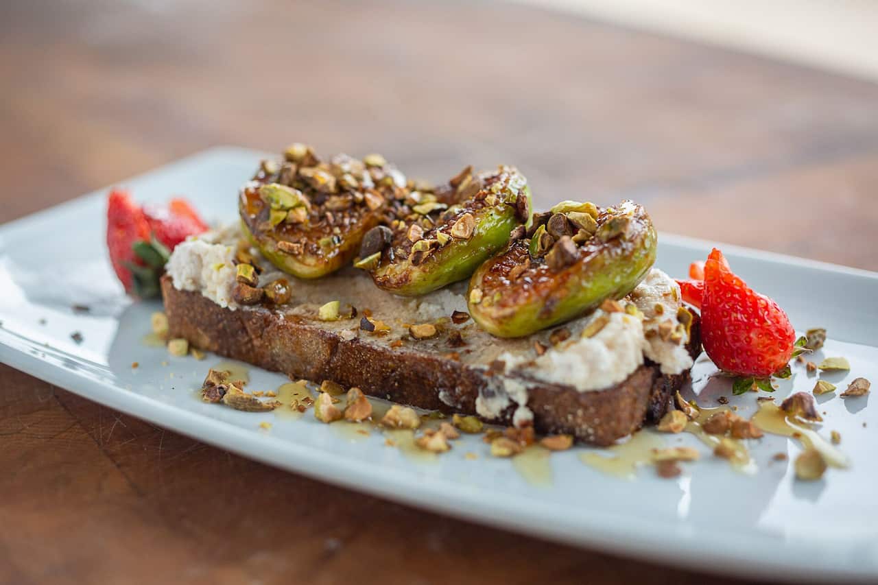 figs on bread 