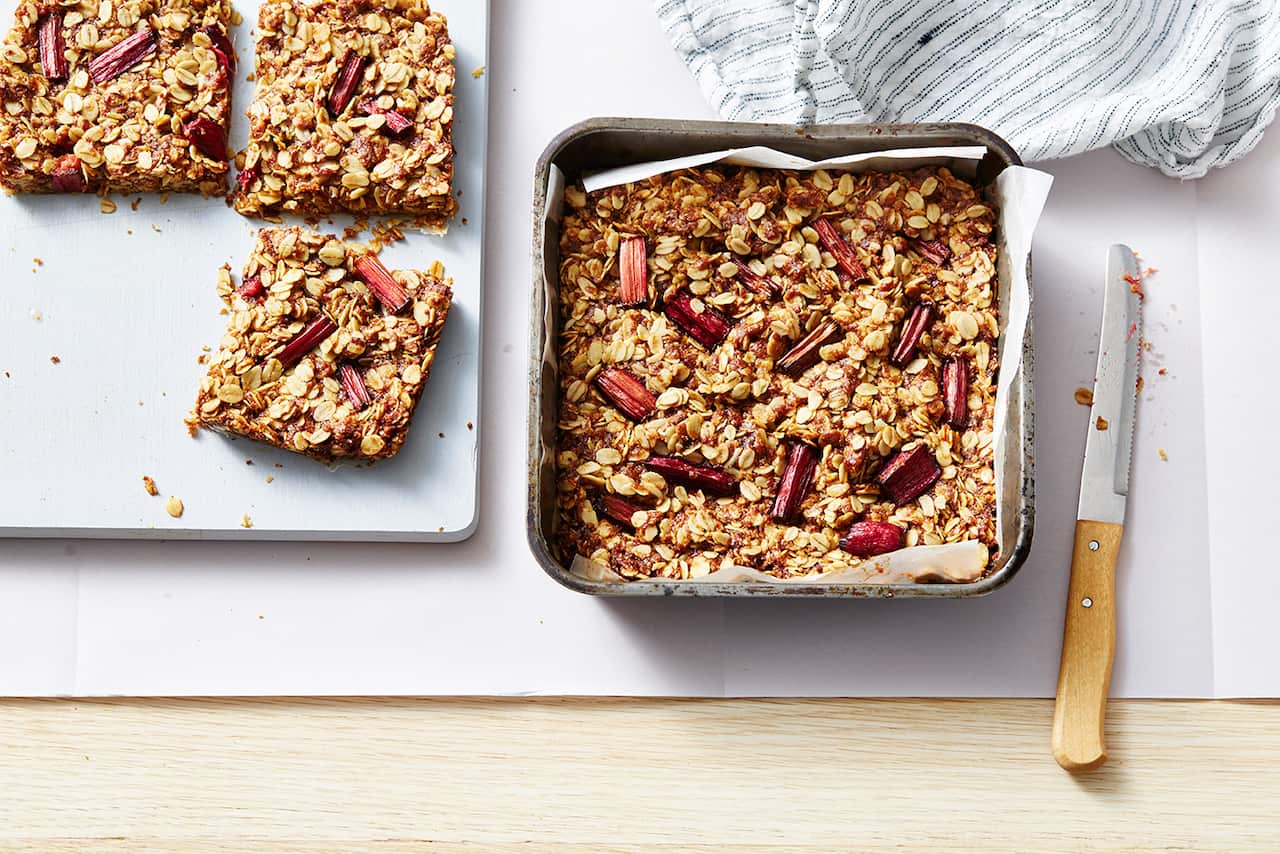 Rhubarb and oat cookie bars