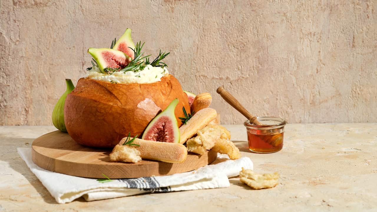 Ricotta, honey & fig cob party loaf