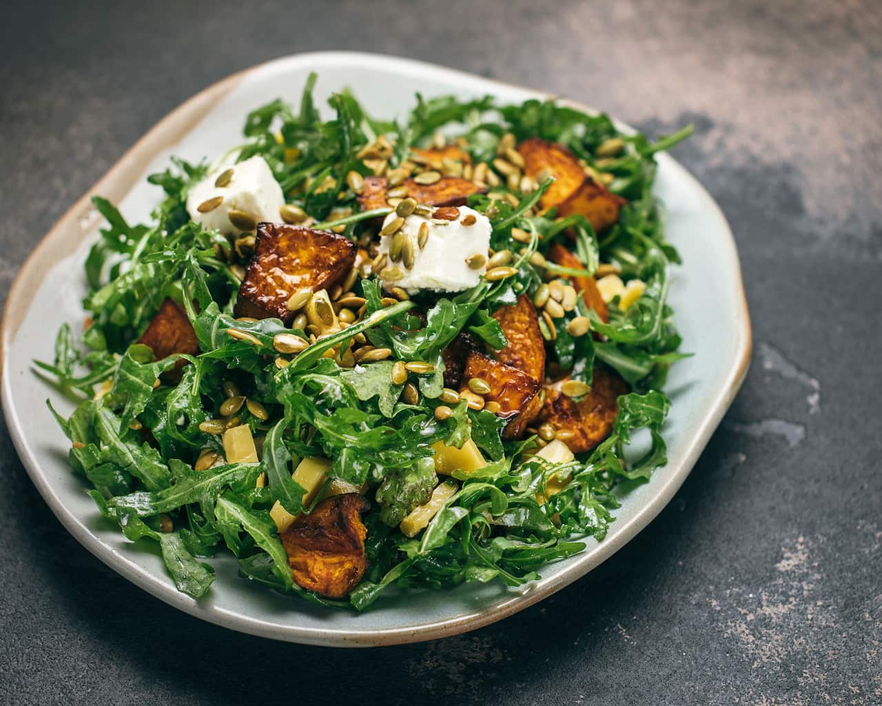 Rocket salad with pumpkin and mango